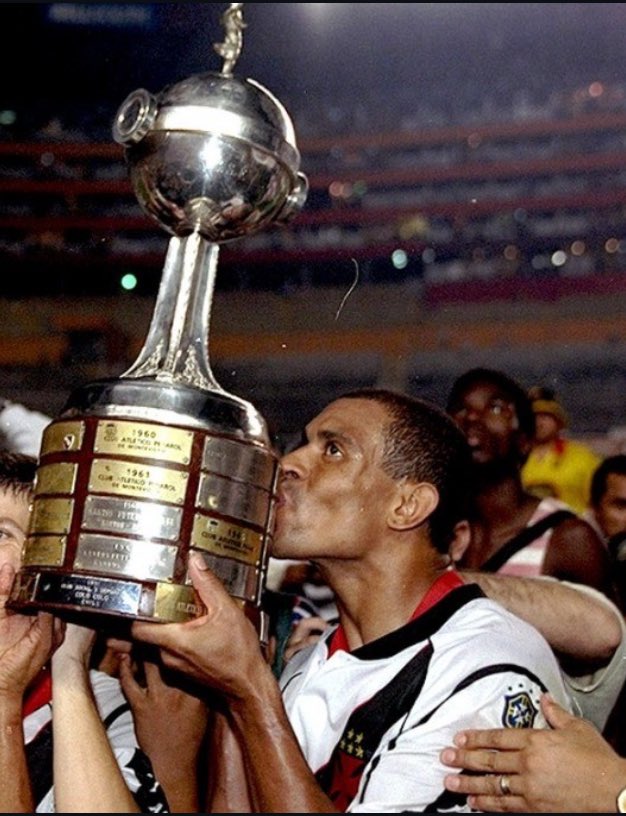 Donizete Pantera beijando a Copa Libertadores conquistada pelo