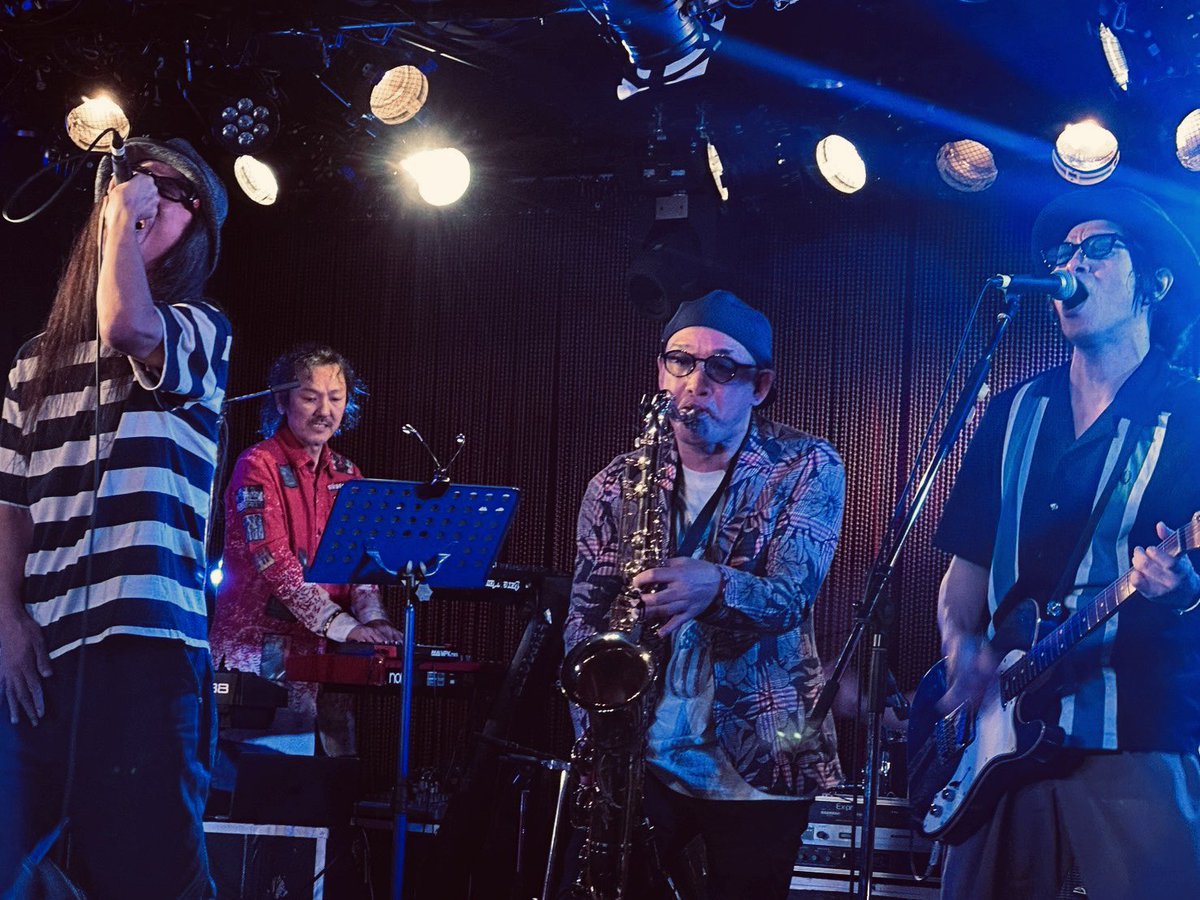 昨夜はアーティファクト10周年のお祝いに下北へ
色んなミュージシャンとの演奏
楽しゅうごさいました。
亮ちゃんお疲れ様！