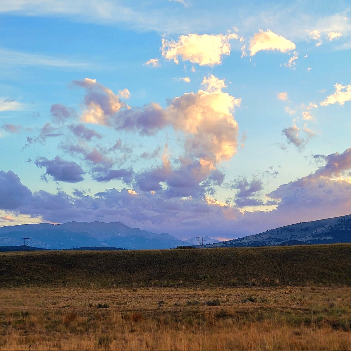 MyRefuge56's tweet photo. Same night different views... Montana skies! 😍 https://t.co/CD8VT5GMH3
