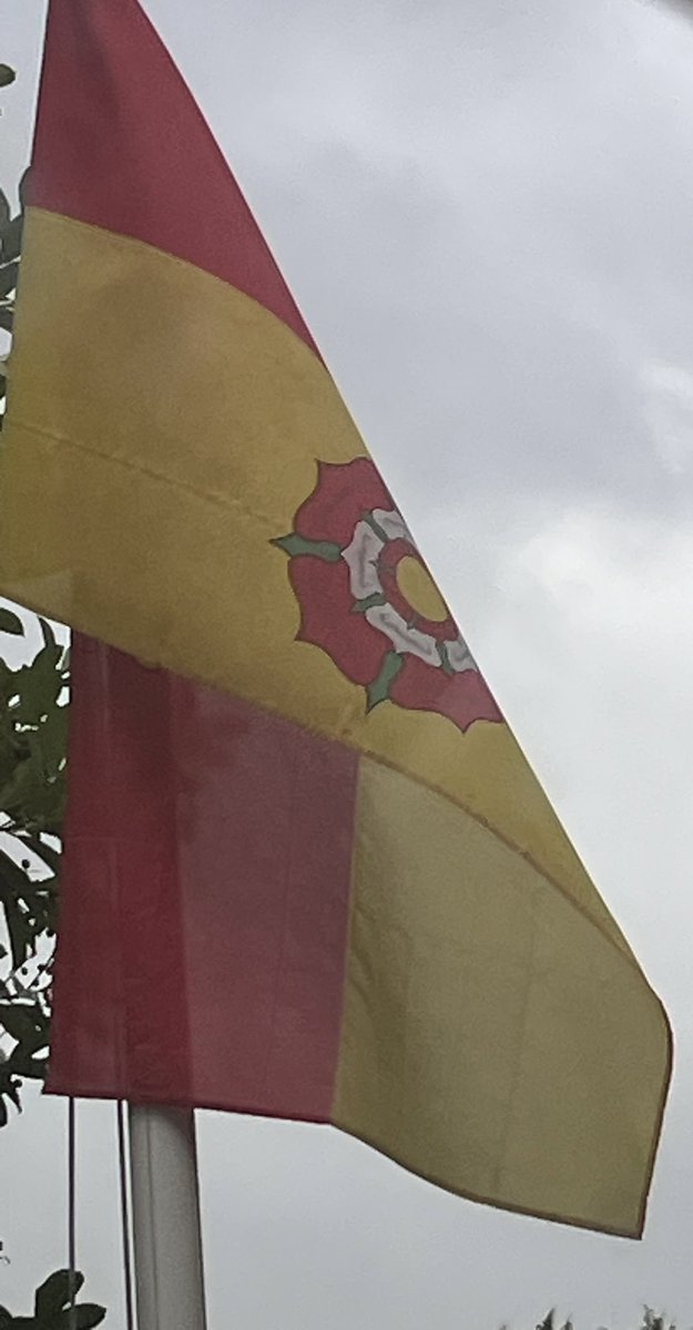 The county flag on display at the Elm Tree pub, Swanwick, Hampshire. britishcountyflags.com/2016/11/11/ham… #hampshireflag