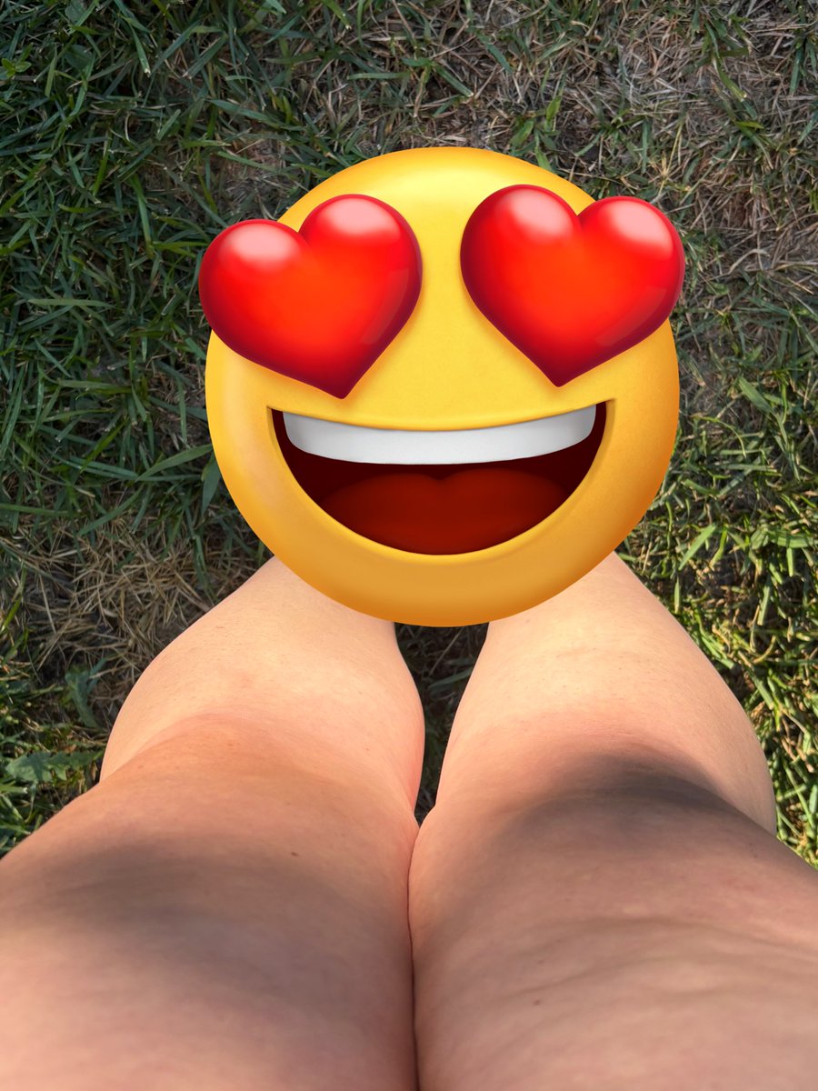 chubbytoequeen's tweet image. Freshly painted toes in the grass!🌱 #feet #feetpics #toes #feetfetısh #feetworshi̇p #pedicure