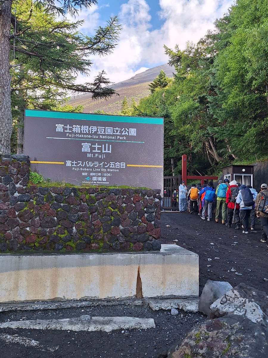 staret21's tweet photo. 盆休みは１泊２日の富士登山へ
富士山5合目から出発して7合目の花小屋まで登りました。気温は24度くらいで日差しが強く長袖を着て登山しました。 https://t.co/Ia0323r7i4