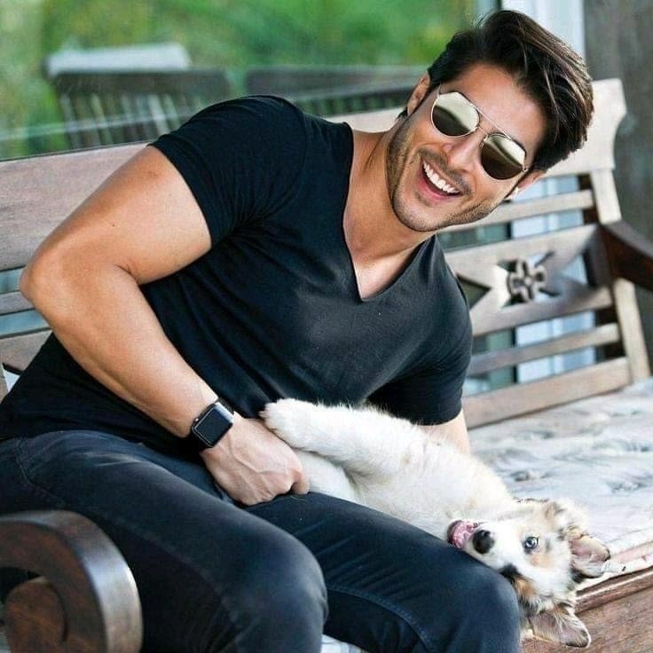 Él me mira con esos ojitos que derrochan ternura y un toque de travesura... no puedo evitar sonreír mientras su calor me envuelve. 🐶❤️🔥 #ÉlYYo #DogLover 

#ChicosConMascotas 🐾🐶🐱

✨ #Follow 👉 instagram.com/divercity.mx/