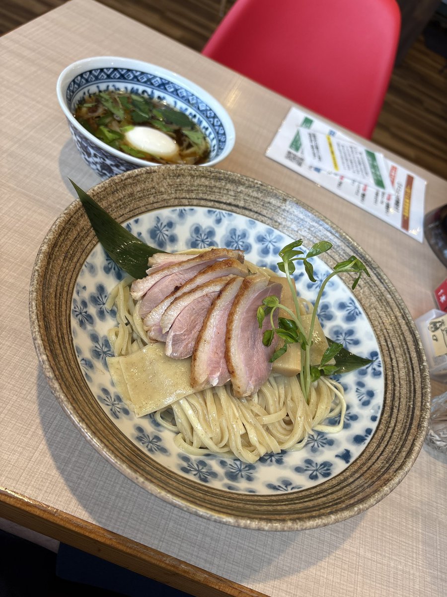 🆕「㐂りん食堂」@所沢市

・特製鴨つけ麺

お盆休み明け1発目は初訪問🔰のコチラ🎶以前フォロワーさんにオススメしてもらってからずっと来たかったお店😌今日は鴨つけ麺を🍜和出汁＋鴨油のつけ汁にツルシコ平麺🤤鴨ロースも絶品！味変の山椒おろしもめっちゃ合うー👍🏻とっても美味しいつけ麺でした🙏🏻