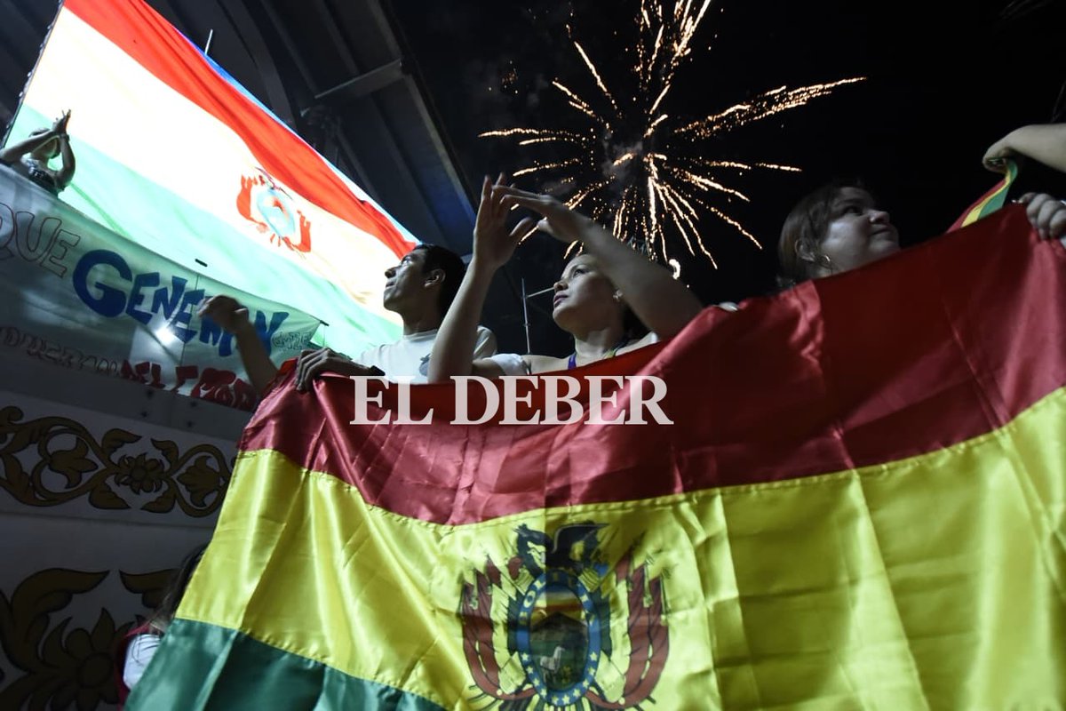 grupoeldeber's tweet photo. #Elecciones | Celebraciones en el Cristo Redentor. Con carteles referentes a la derrota de la izquierda, cientos de ciudadanos se hicieron presentes en la icónica rotonda cruceña para celebrar los resultados electorales. Los líderes cívicos también estuvieron presentes en el atrio papal 

Fotos: Enrique Canedo