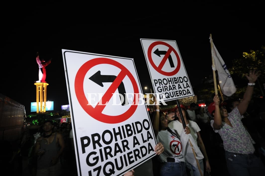 grupoeldeber's tweet photo. #Elecciones | Celebraciones en el Cristo Redentor. Con carteles referentes a la derrota de la izquierda, cientos de ciudadanos se hicieron presentes en la icónica rotonda cruceña para celebrar los resultados electorales. Los líderes cívicos también estuvieron presentes en el atrio papal 

Fotos: Enrique Canedo