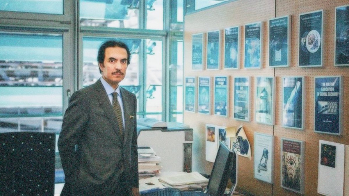 AlSarhanii's tweet photo. البروفيسور والدكتور؛نايف روضان السرحاني فيلسوف وعالم أعصاب
حصل على الدكتوراه في أبحاث المخ 

#NayefAlRodhan https://t.co/XGneen2Ivh