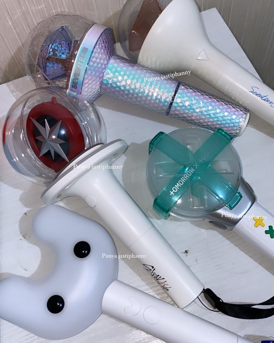 OPEN RENTAL / Want to rent
Lightstick STRAYKIDS - skz ver.1 &amp; 2 untuk STAYDIUM Sabtu tanggal 23 Agustus di PIM 3

Avail:
Ver. 1 ✅
Ver. 2 ❌
Fee: 200rb / day

Yang mau booking atau mau nanya2 ttg TnC, bisa langsung DM sekarang yah😍