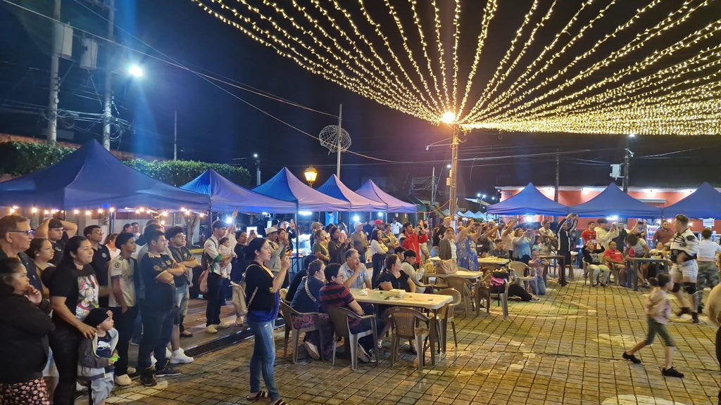 Lleno total a esta hora de la noche en la Plaza de La Cultura, Paseo El Carmen. 

Todavía tienes tiempo para venir y disfrutar del Festival de Puertas Abiertas donde encontrarás platillos, artesanías y mucho más. 

Te esperamos hasta las 10:00 p.m.