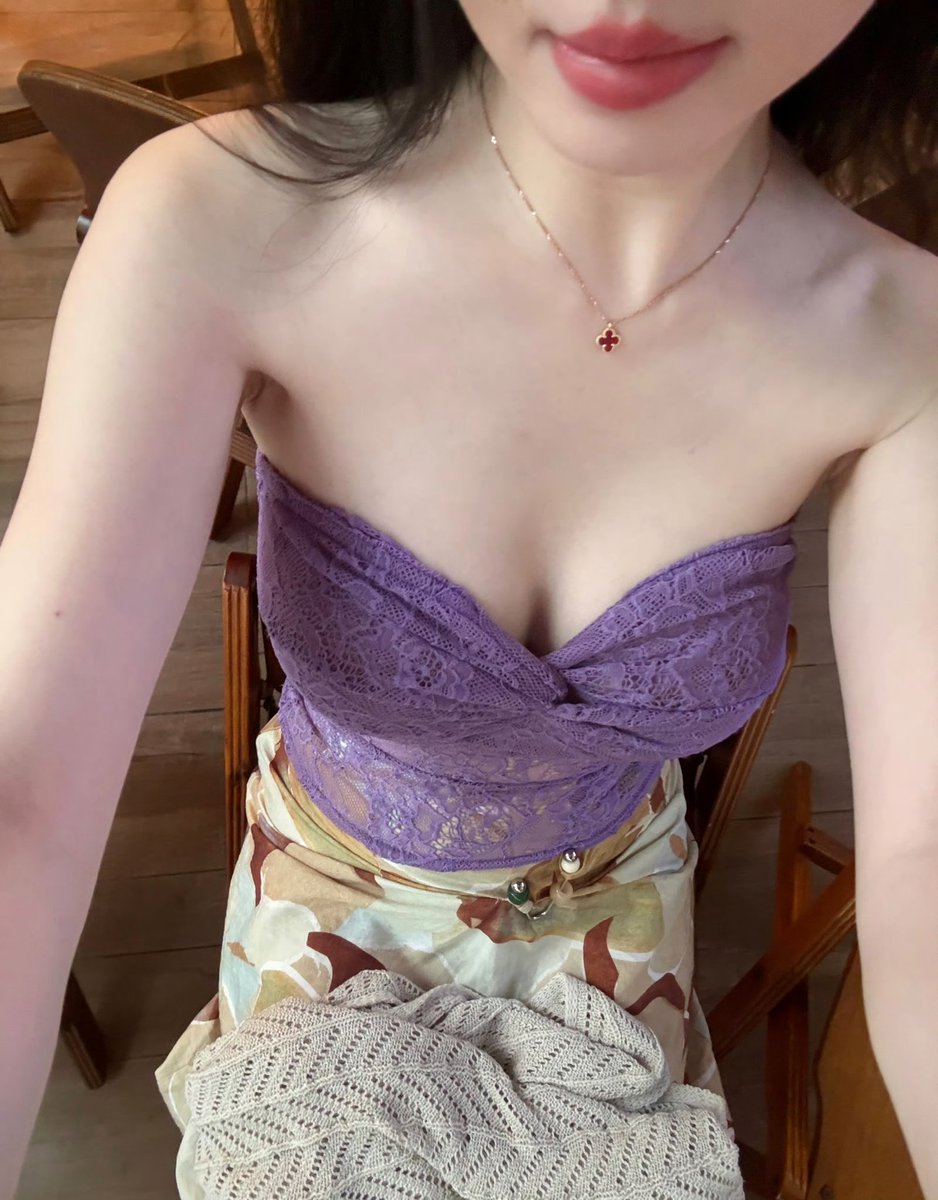 平时在外面光鲜亮丽，在推特里面就是一条见到鸡巴就发情贡逼的傻逼骚母狗