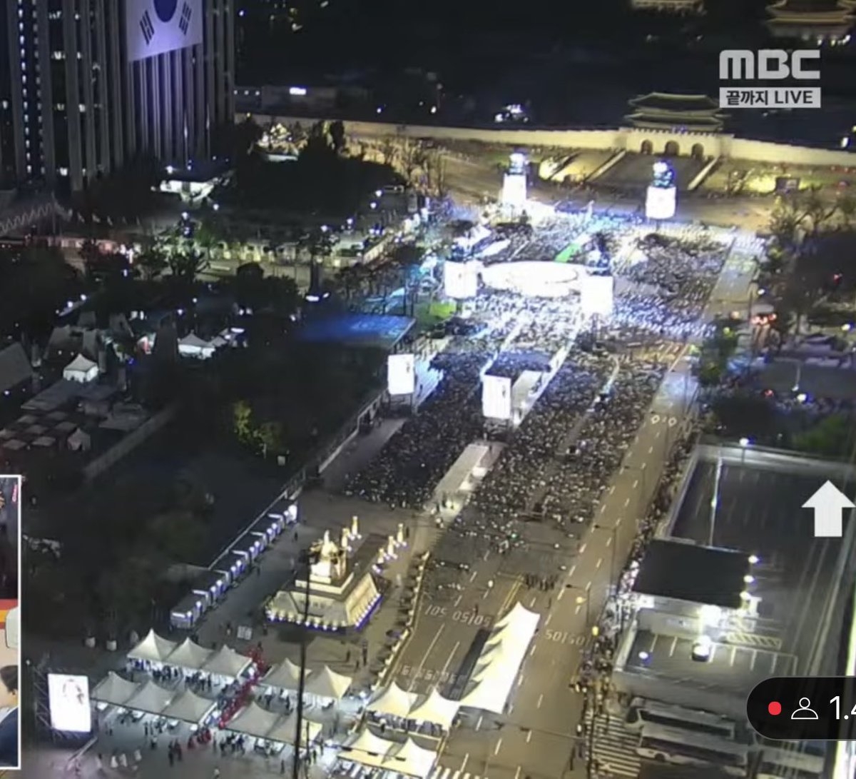 이 이미지에 대한 평가 중 빠진 것이 있네 ㅋㅋ
뒷 부분 의자들은 텅텅 비었다는 것만 집중적으로 거론이 됐는데.
여러분!!
그거 아세요?
저게 1만석 준비한 것 같은데요.
이번 임명식 초청 인원이 1만명 입니다 ㅋㅋ
즉, 자발적 참여라 텅텅 빈 것이 아니라.
초청 받은 국민들도 오지 않은 거에요🤣🤣