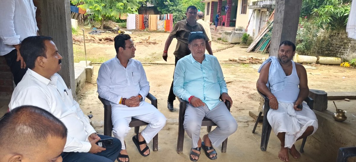 amanmani99's tweet photo. आज फरेंदा विधान सभा क्षेत्र के ग्राम सोनचिरैया में पूर्व क्षेत्र पंचायत सदस्य श्री ह्रदयनारायण राय जी के निधन की सूचना पाकर उनके आवास पर पहुंच कर शोकाकुल परिवार के प्रति अपनी सांत्वना व्यक्त किया इस मौके पर पूर्व प्रमुख नौतनवा श्री प्रहलाद प्रसाद, पूर्व प्रमुख बृजमनगंज सुनील राय, जितेंद्र राय, बड़्डू राय, डी आई राय, पप्पू राय, पूर्व प्रधान अशोक त्रिपाठी, प्रधान बबलू चौबे, दुर्गाशंकर पाण्डेय,शाकिर नेता, फैज खान, राहुल त्रिपाठी, आदर्श पाण्डेय, विनीत पाण्डेय, शुभम त्रिपाठी सहित तमाम गणमान्य लोग मौजूद रहे