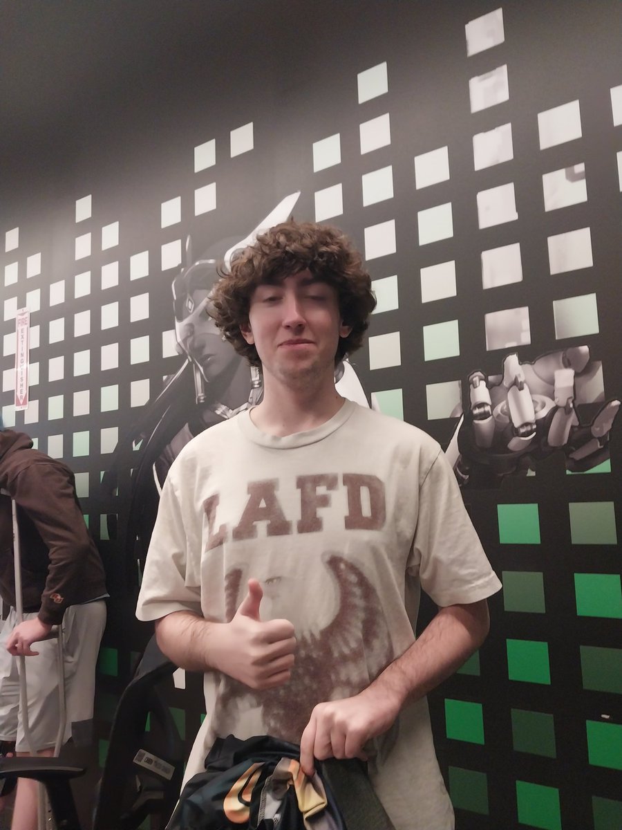 Placed 4th at Philly, very proud of my team for how well we played. Ggs to everyone we played it was great to meet everybody that I did. Shoutout <a href="/IonzR6/">Jacob</a> <a href="/R6Engage/">Matt</a> <a href="/deadR6S/">Eli</a> <a href="/Bless707/">Bless</a>, low key forgot to take pictures like a bum so here's a picture
of some dude who was there.