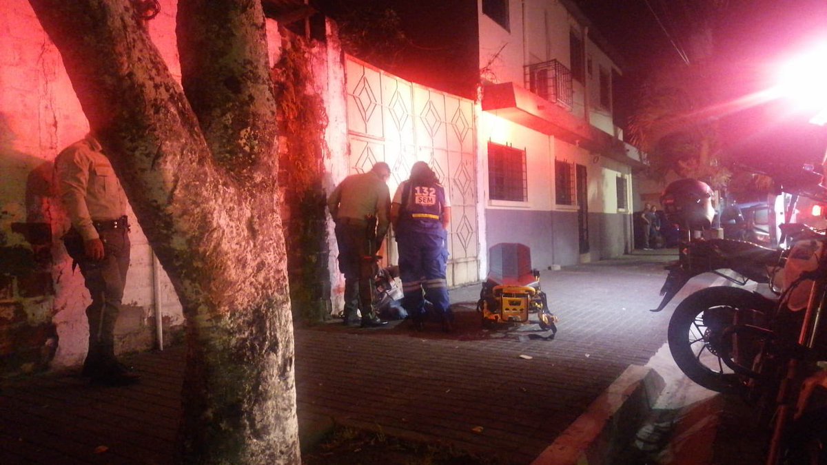 Esta noche, agentes del CAMLLS junto al personal del Sistema de Emergencias Médicas, dieron asistencia a una persona en situación de calle que presentaba problemas de salud. 

✅ Fue trasladado al hospital San Rafael para recibir la atención necesaria. 

Emergencias: 7919-7119.