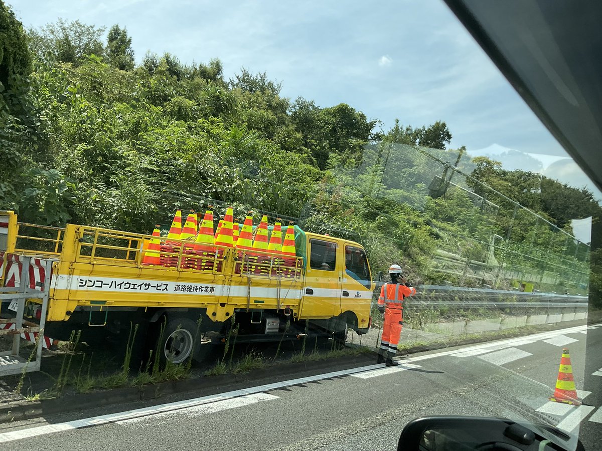 中央道下り八王子インター過ぎたあたりでワゴン車落下？の事故があったらしく　国立府中インターから八王子インターまで2時間かかりました！平日で空いてると思ったのに　まさかの事故渋滞 #中央道事故渋滞  #下り八王子インター付近  #国立府中インターから2時間 #事故現場帽子落ちてた