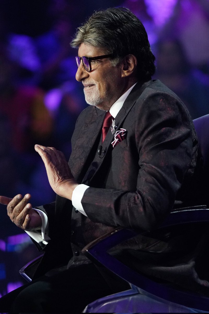 सर जी प्रणाम सादर चरण स्पर्श
🙏🙏💐💐🌹🌹
प्रार्थनाएँ सदा :
ईश्वर आपको दीर्घायु रखे व आपको स्वस्थ,समृद्धि ,अपार यश ,व सफलता प्रदान करें.
आपकी आने वाली सभी फिल्मों व प्रोजेक्ट्स को व  #KBC17 को अपार सफलता मिले
मेरी शुभकामनाएँ सदेव आपके साथ हैं