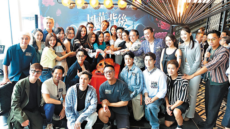 LightChasing6's tweet image. 邵氏新劇《風華背後》昨日在尖沙咀舉行拜神儀式，汪明荃（阿姐）、蔡少芬（Ada）、朱茵、黃宗澤（Bosco）、譚俊彥（Shawn）、姜大衛（John哥）等主演齊聚。