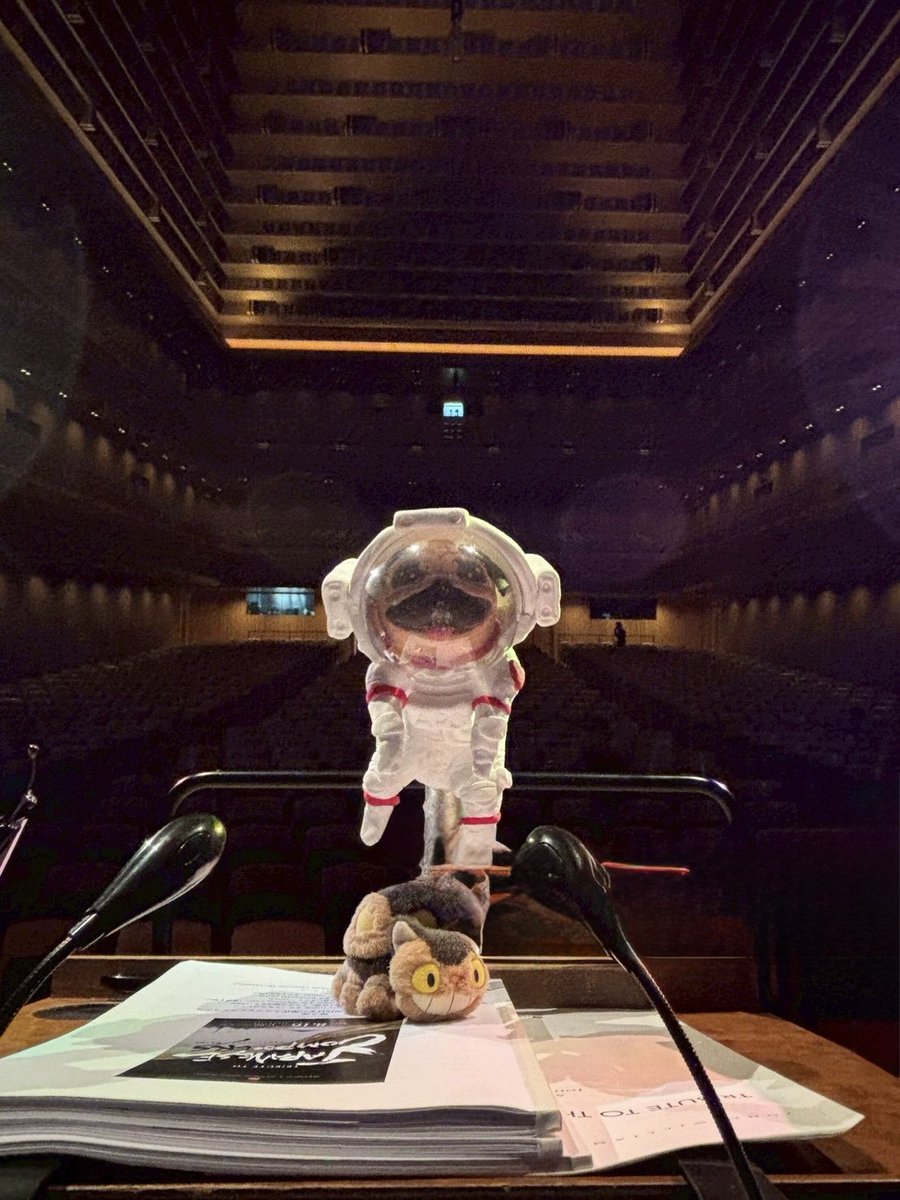 sugimaul's tweet photo. 16日、フィルフィル公演『TRIBUTE TO JAPANESE COMPOSERS』終演しました！今回のオイラお手製ディスプレイアイテムは宇宙兄弟とゴジラ。伊藤さとりさんにもMCで取り上げていただきクリエイター冥利に尽きます！何といってもダントツ宇宙兄弟にハマった！
#フィルフィル #宇宙兄弟 #アポ #ゴジラ https://t.co/RuOks8HdIr
