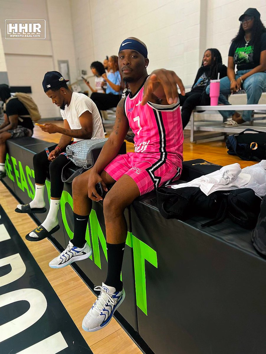 HITMAN HOLLA HIGHLIGHTS - THE SY ARI NOT SORRY SHOW VS THE SOUTHSIDE HAW... youtu.be/-KVTp4hUa5E?si… via <a href="/YouTube/">YouTube</a>