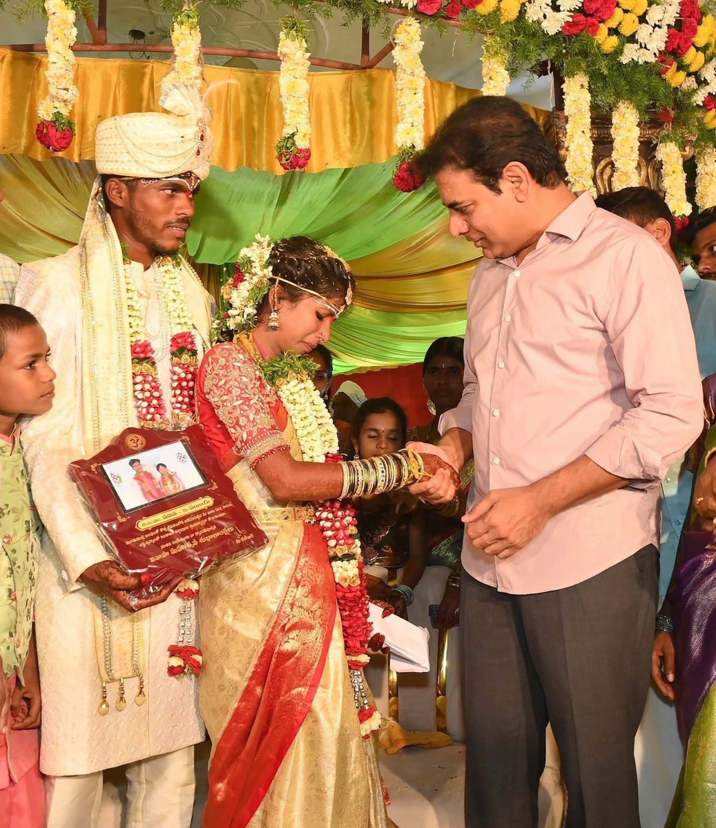Rajitha Reddy (@rajithareddybrs) on Twitter photo ఈ ఫోటోను ఎన్నిసార్లు చూసిన తనివి తీరదు అన్నా.. ఆ కుటుంబానికి మీరిచ్చిన భరోసా యావత్ తెలంగాణ సమాజo అభినందించింది ..
అన్నయ్యను తండ్రిని కోల్పోయిన ఆడబిడ్డకు అండగా ,అన్నగా, తండ్రిగా నిలిచిన మీకు ధన్యవాదాలు 🙏👏గ్రేట్ జాబ్ Annaya 🧿🧿🧿🧿<a href="/KTRBRS/">KTR</a> <a href="/KTR_News/">KTR News</a> <a href="/KTRoffice/">Office of KTR</a> <a href="/BTR_KTR/">Thirupathi Bandari</a> ఈ ఫోటోను ఎన్నిసార్లు చూసిన తనివి తీరదు అన్నా.. ఆ కుటుంబానికి మీరిచ్చిన భరోసా యావత్ తెలంగాణ సమాజo అభినందించింది ..
అన్నయ్యను తండ్రిని కోల్పోయిన ఆడబిడ్డకు అండగా ,అన్నగా, తండ్రిగా నిలిచిన మీకు ధన్యవాదాలు 🙏👏గ్రేట్ జాబ్ Annaya 🧿🧿🧿🧿<a href="/KTRBRS/">KTR</a> <a href="/KTR_News/">KTR News</a> <a href="/KTRoffice/">Office of KTR</a> <a href="/BTR_KTR/">Thirupathi Bandari</a>