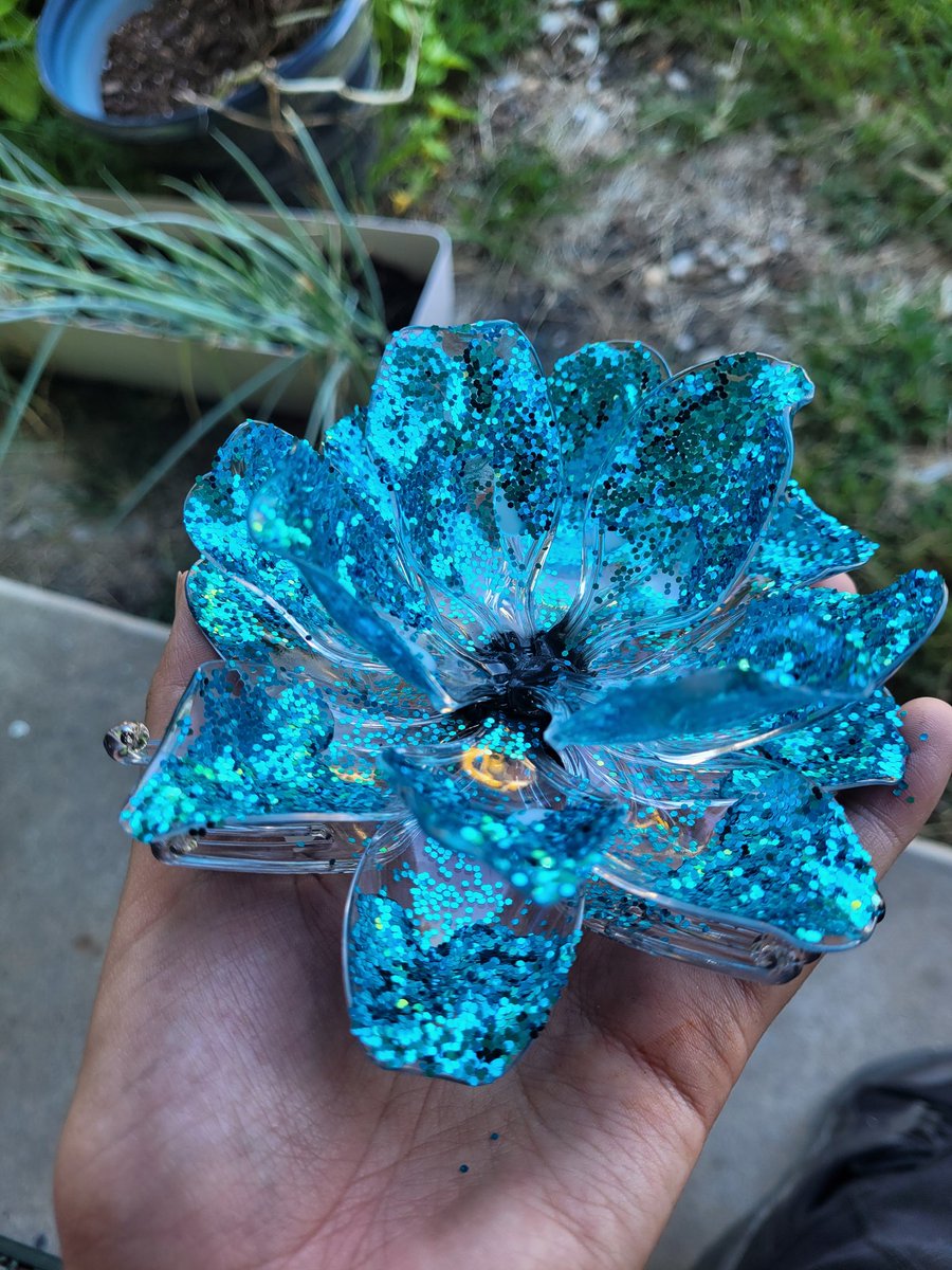 Ashley99169640's tweet photo. A little glitter made this flower come out stunning!💙💙💙
#flowers #glitter #flowerart #artist #ArtistOnTwitter #myowndesign https://t.co/zF2loyglOY