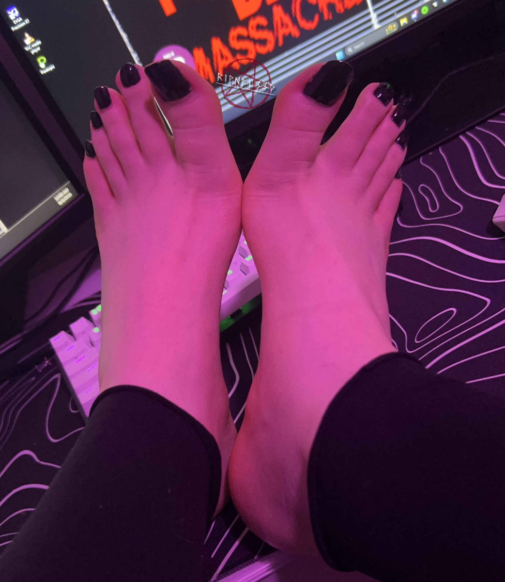 RipNBl33d's tweet photo. I think its so cute I have your gf admitting to me my feet are prettier than her face 🥰💋

I think your mother should take notes from her 🤭

I can have both the important women in your life bowing down to me 🩷☺️

Lets have you watch, Caged~  while your mom and your gf Passionately kiss my soles~ 💋💅🏻