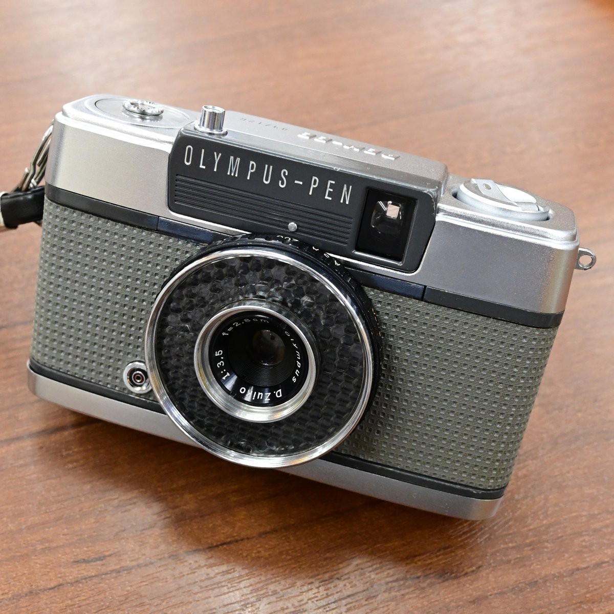 champcamera's tweet photo. #OLYMPUS PEN EE（オーバーホール済）￥22,000- by #青葉台 店

1961年発売のシンプルな #ハーフサイズカメラ。
ピント位置固定&自動露出で、ボタンを押すだけで誰でも簡単に扱えるので初めての #フィルムカメラ にもオススメの1台です。
こちらは安心の整備済個体です。

#OLYMPUSPENEE #PENEE #横浜青葉台 #田園都市線
https://t.co/UYhLFJfbAE