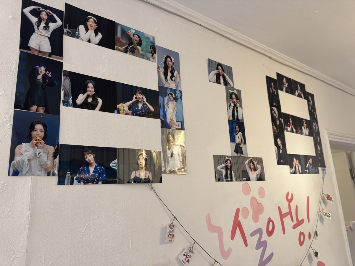 focuslesseyes's tweet photo. 🕊서길동센터
독특하게 고양이 북카페에서 진행된 생카
생카에 있으면 고양이가 계속 돌아다니고 올라오고 한 신기한 장면을 계속 볼 수 있었음ㅋㅋ
컨셉도 재밌고 특전이랑 럭드도 준비 너무 잘하셨다
덕분에 집 갈 때 챙길게 한 아름이었음 ㅋㅋ
#고양이_나라의_조하슬
#Youll_wanna_dive_into_하슬 https://t.co/JPbT6VjTS4