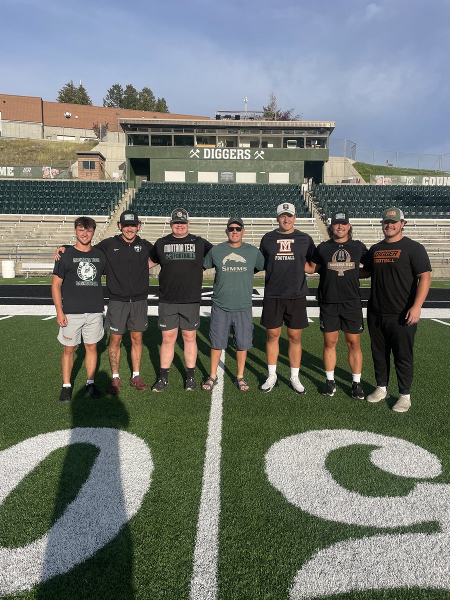 Huge Congrats to our newly elected captains! They were announced by Digger Legend Josh Vincent tonight! 
Big time honor to be elected a captain by your teammates! Very proud of these guys! <a href="/Butteamerica31/">Josh Vincent</a> 
#Family
#CountOnMe