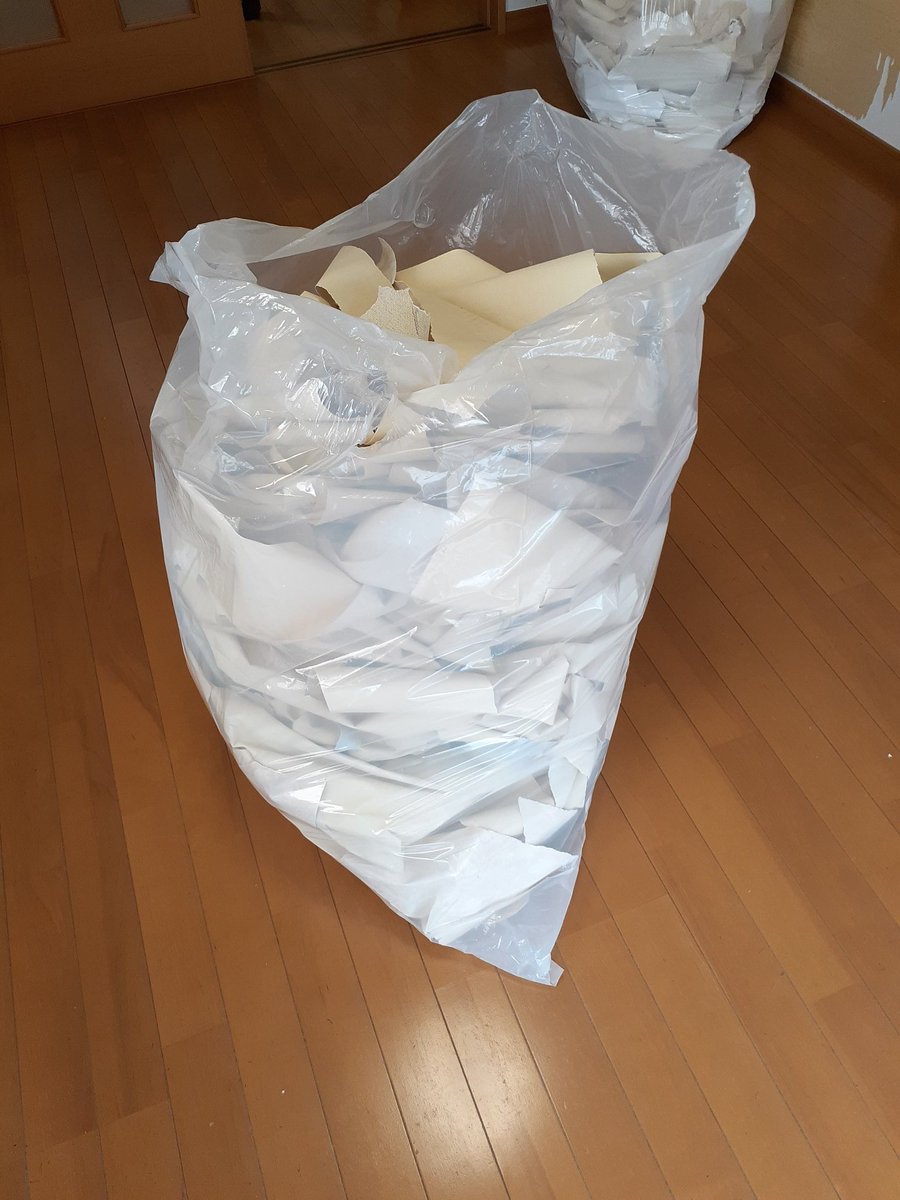 いつも捲ったクロスを床に落とさず、その都度、直接ゴミ袋に入れています😄

見た目も綺麗だし、掃除も楽で、慣れたらその方が速いです
(やり方にはコツがあります)

今まで同じやり方の職人さんに出会った事はないけど…💦
仲間内の職人さんから広めていってます笑