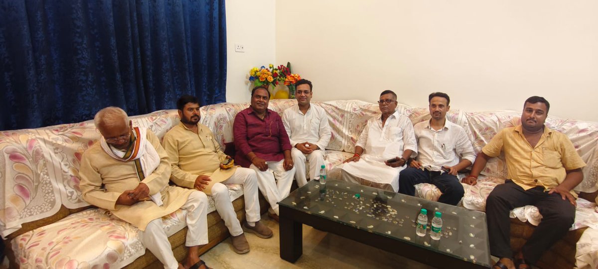 amanmani99's tweet photo. आज हमारे विधान सभा क्षेत्र के नगर पालिका परिषद नौतनवा के प्रतिष्ठित समाजसेवी हमारे अभिभावक श्री जगदीश गुप्ता जी की पौत्र रत्न प्राप्ति की मंगल बेला पर उनके आवास पर पहुंच कर उनको अपनी शुभकामनाएं दी इस मौके पर पूर्व प्रमुख श्री प्रहलाद प्रसाद, वरिष्ठ समाजसेवी ज्वाला प्रसाद शुक्ल, फैज खान, राहुल त्रिपाठी, आदर्श पाण्डेय, विनीत पाण्डेय, सहित तमाम गणमान्य लोग मौजूद रहे
