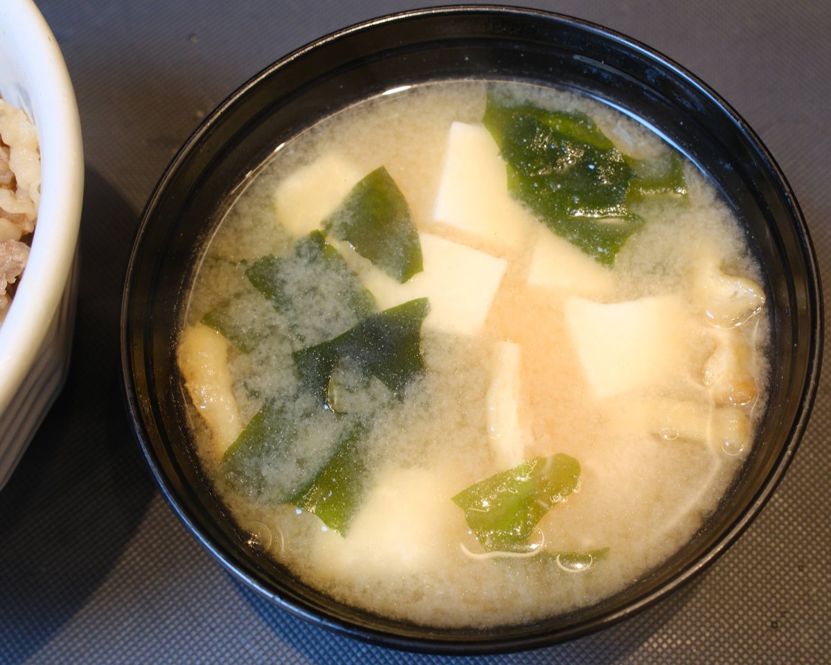 この松屋取材で語られていた「豆腐入りみそ汁」が、最寄りの店でも新たに導入されたので注文した。

大ぶりの豆腐がゴロゴロッとたくさん入っていて、わずか50円プラスとは思えない満足感だ。

みそ汁と豚汁の間の、有用な選択肢の一つになりそう。