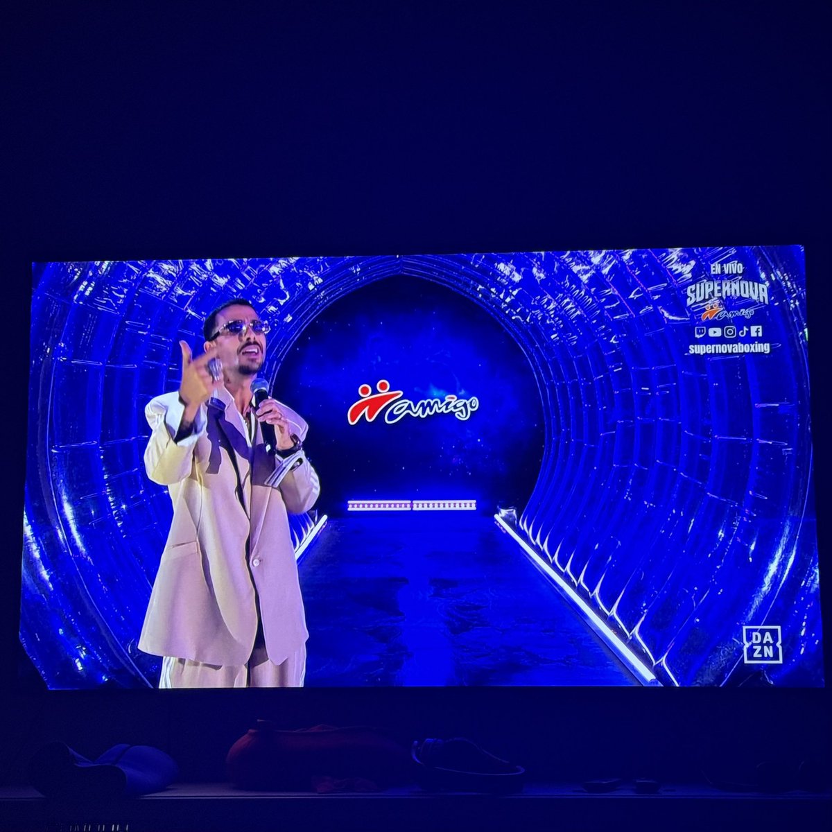 UconnDr's tweet photo. El host de esta noche la esta dando toda!! 

Muy bien…
#Supernova 
https://t.co/j81XA3bBib https://t.co/6Q0Qv5ajly