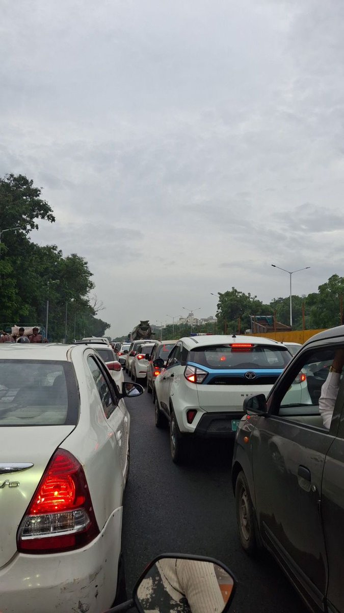 Bangalore traffic  where dreams of reaching office on time come to die.😅
#MondayMotivation #MorningVibes