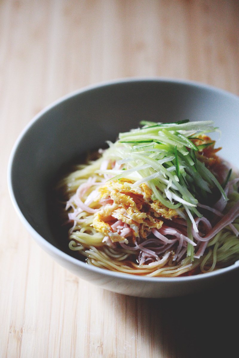 揖保乃糸の中華麺で作る冷やし中華。
ストレートな面でツルツル感が絶妙。
ミツカンのタレが話題だけど今回は自作で。