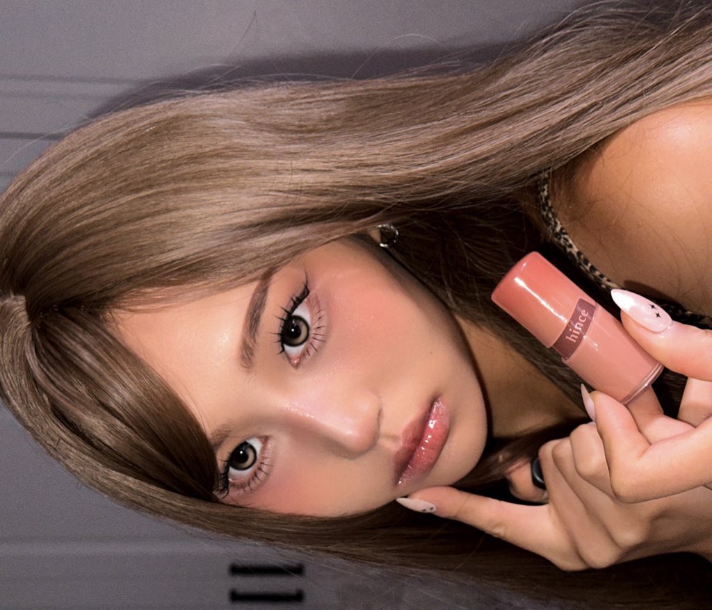 #광고 <a href="/hince_official/">힌스 hince</a> 
#RT 추첨 한 분께 힌스 로 글로우 틴트를 드립니다🎁(1종/랜덤)

힌스가 부드러운 에스프레소와
뮤티드 로즈가 섞인
로즈프레소 컬렉션으로 돌아왔어요!

저도 로즈 장인 힌스의 new로즈 시리즈로
따끈하게 메이크업을 구워봤습니다☕️

전제품 리뷰 타래로••