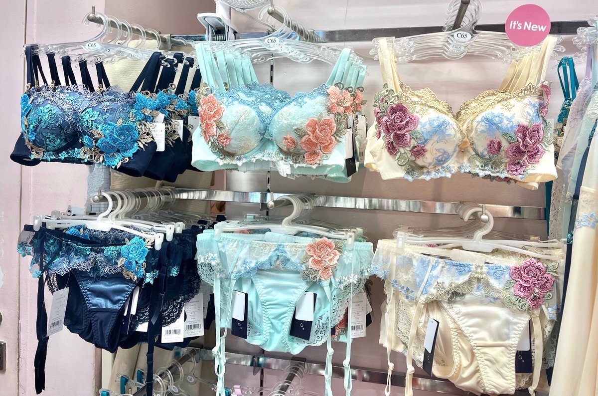 大人気HIMICO新作が
新宿サブナード店にも入荷💕

神秘的でドリーミーな
Enchanted Silenceコレクション✨

深い眠りの静けさと神秘的な美しさを
表現したデザイン😌🎀

優雅なヒロインをイメージしたクリーム
森の情景が織り成す朝露の輝きのようなミント
ミステリアスな夜空のようなネイビーの3色💖