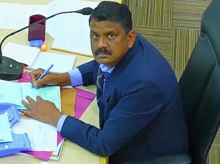 चुनाव आयोग इसलिए चुप है क्योंकि सच बाहर आ जाएगा।

CCTV फुटेज इसलिए नहीं दे रहे ताकि चोरी उजागर न हो।

अगर ये वीडियो बाहर आ गया तो खेल खत्म हो जाएगा।

जनता पूछ रही है कि पारदर्शिता से क्यों डर रहे हो?

फुटेज रोककर क्या साबित करना चाहते हो आयोग?