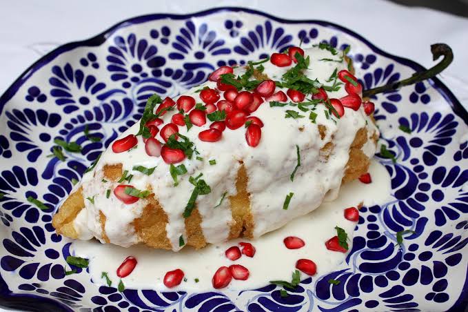 Debatamos como adultos. Los chiles en hogada, van capeados o van guisados?