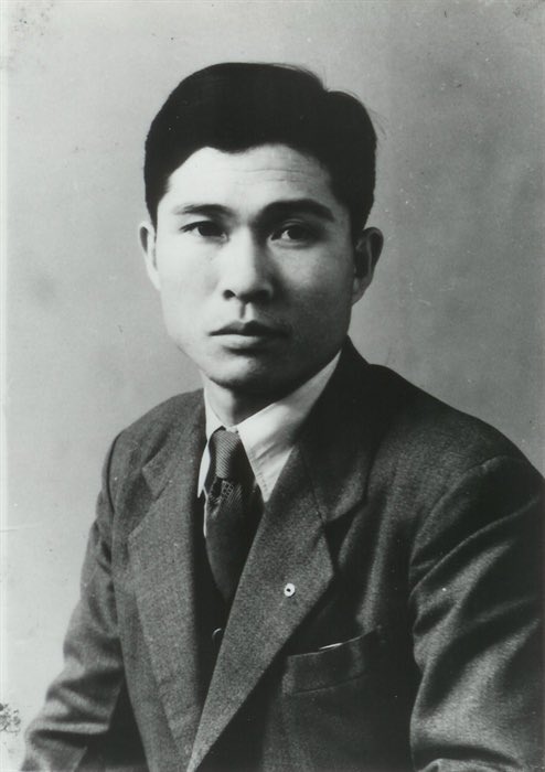 “우리는 서생적 문제인식과 상인적 현실감각을 아울러 갖추어야 한다”
“우리가 어느 분야에서나 성공하려면 서생과 같이 양발을 원칙 위에 확고하게 딛고, 상인과 같이 양손은 자유자재로 구사하는 두 가지의 조화로운 발전을 기해야 합니다.” -1981년 6월 청주교도소에서 이희호 여사께 보낸 옥중서신