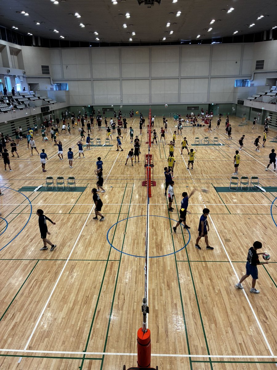 team_manager_ky's tweet photo. 本日はデビルカップ(海老名市バレーボール夏季大会)に大変ありがたいことに招待されました。
というのも私の高校恩師名将S先生が主催者ということもあり…S先生にとってはいつまでも私は生徒です。笑
午前中予選を１位通過し、頑張って賞状持って帰りたいところ。 https://t.co/kxlVle2FNI
