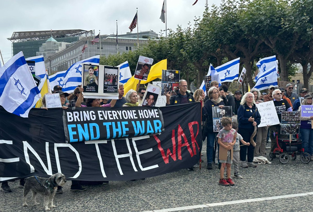 מזדהים מרחוק:
עצרת בסן פרנסיסקו חתמה את יום השביתה וההתעוררות בישראל: מאות ישראלים־אמריקאים ויהודים־אמריקאים קראו לעצור את המלחמה, להחזיר את החטופים ולאפשר סיוע הומניטרי לעזה.
האירוע אורגן ע״י: UnXeptable, התנועה הרפורמית, New Jewish Narratives, הקרן החדשה לישראל, J Street ועוד.