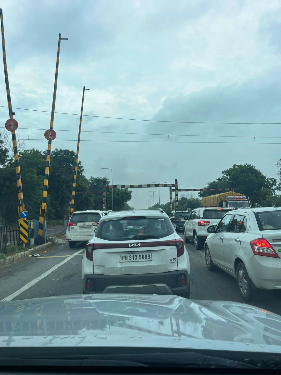 ShivrattanDhil1's tweet image. Mr. Gadkari, while we can discuss E20 fuel and electric vehicles later, the immediate need is far more basic let’s first give people proper roads. Not just roads to drive, but roads that save time and lives.

This is regarding the NH-7 Punjab stretch from Fazilka–Bathinda to…