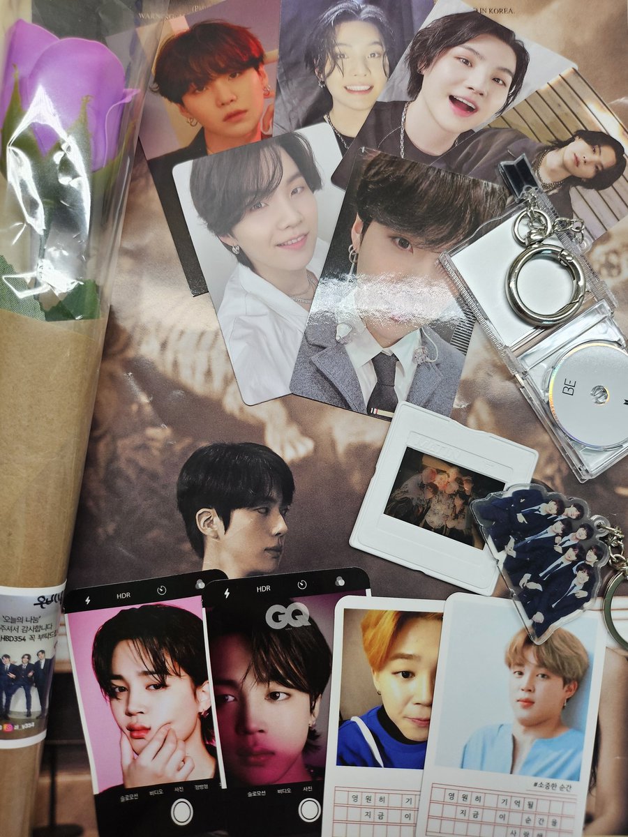 #BTS_HBD354  <a href="/jk_ji03/">지연</a>
항상 양도,나눔해주셔서 감사드려요!!
구매한것 외에도 추가로 이것저것 보내주시는 지연님...사랑합니당...
포카 너무 이쁘고 잘받았어요!
나눔받은 꽃과 지난번에 구매한 BE키링도 같이 올립니다♡