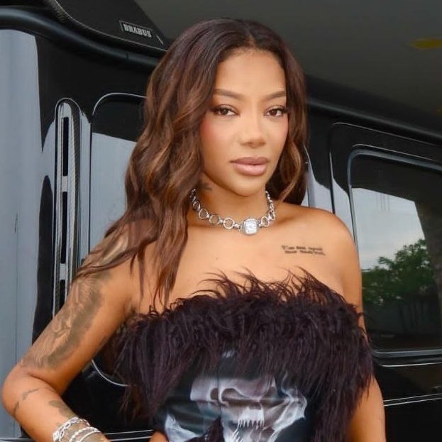 PARECIDAS? Internautas apontam semelhanças entre Anitta e Ludmilla.