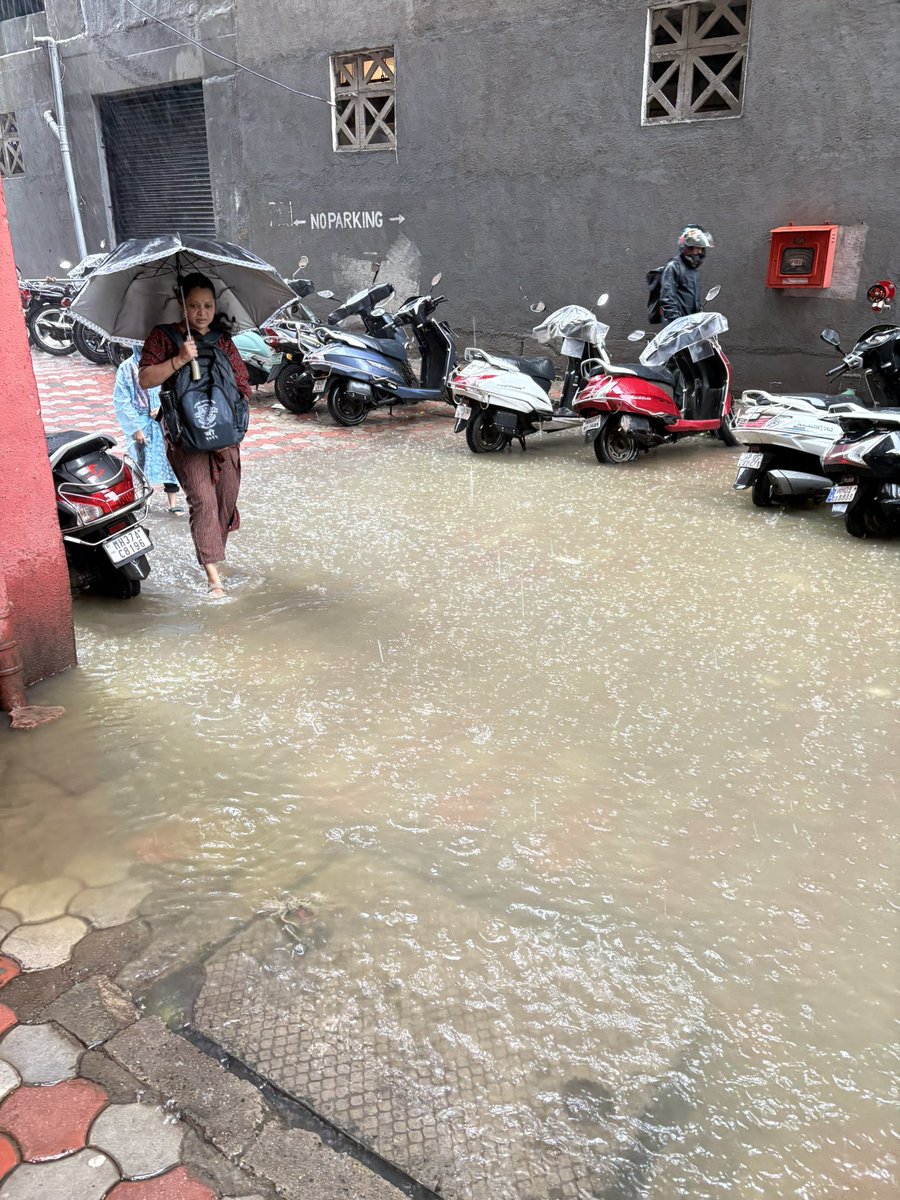 DipakTupkari's tweet photo. Can’t even walk to building today….worst situation Sukhakarta CHS BMC staff quarters https://t.co/gSgKckIoNJ