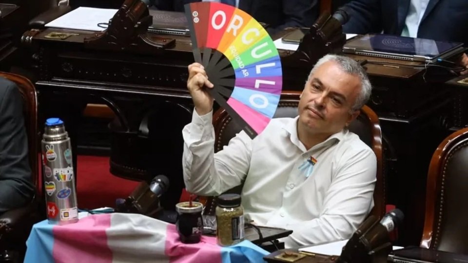 Paulon que es Diputado por SANTA FE ahora pega el salto y se postula como senador por la CABA. 
Jajjajajajajajajajajajajajajajjajajajajajajja