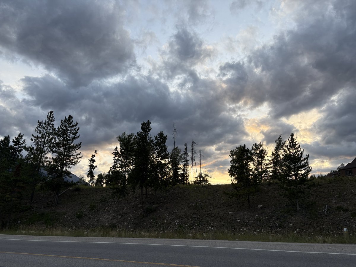 HatLawnBowler's tweet photo. Sunday evening. #summerinalberta #sharethetrailjasper https://t.co/HbSih0lCsF