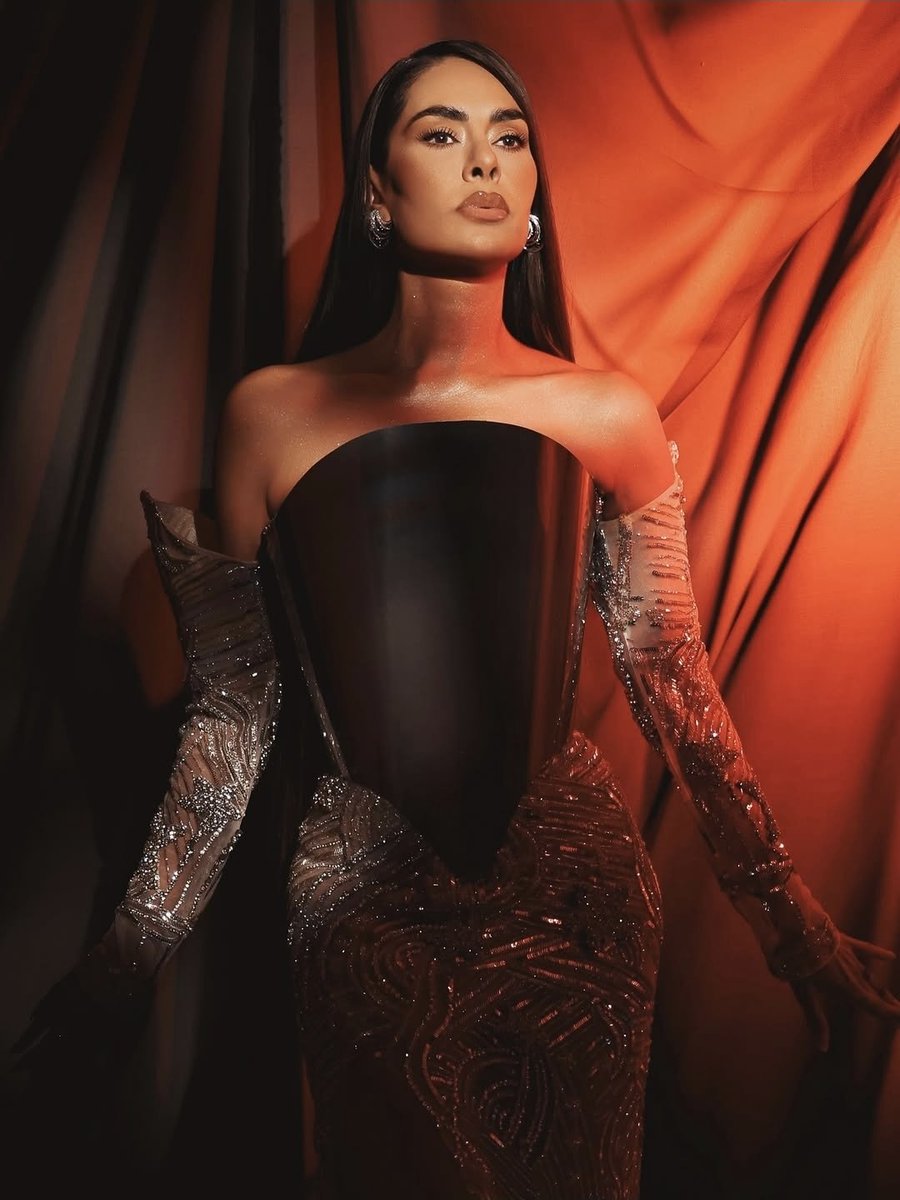 RosaDistrito's tweet image. Así luce @GalileaMontijo en la tercera gala de eliminación de @LaCasaFamososMx. El vestido es de #IannDey y los accesorios de #Swarovski.

Navega en nuestra revista digital rosadistrito.com 

#RosaDistrito #ElEspacioQueDisfrutamosTodes