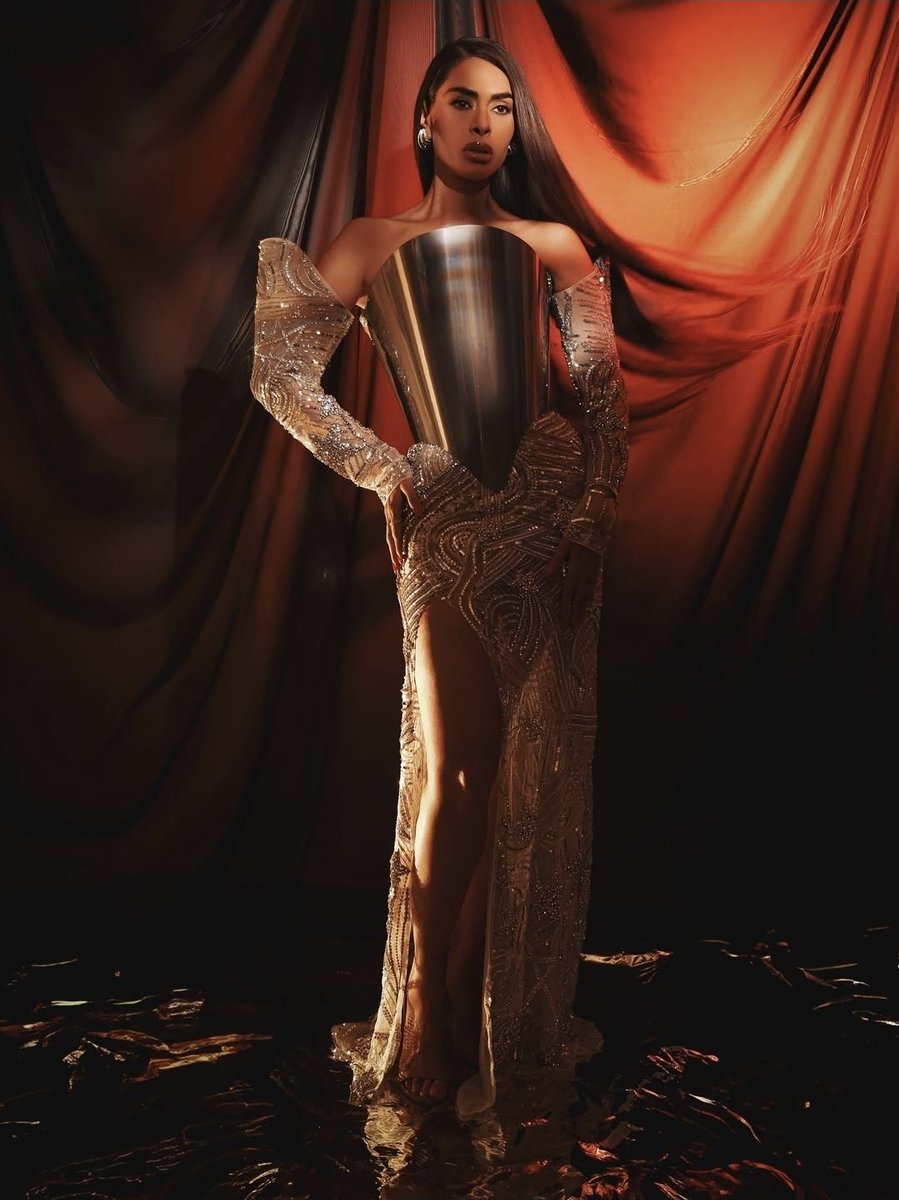 RosaDistrito's tweet image. Así luce @GalileaMontijo en la tercera gala de eliminación de @LaCasaFamososMx. El vestido es de #IannDey y los accesorios de #Swarovski.

Navega en nuestra revista digital rosadistrito.com 

#RosaDistrito #ElEspacioQueDisfrutamosTodes